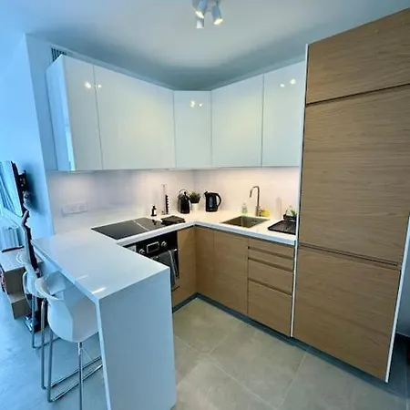 Newly Refurbished Modern Apartment *