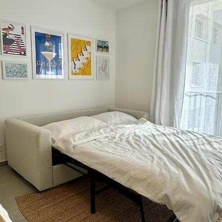 Newly Refurbished Modern Apartment *
