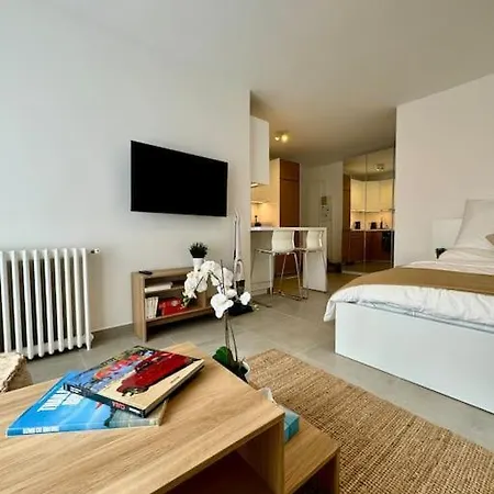 Newly Refurbished Modern * Paris